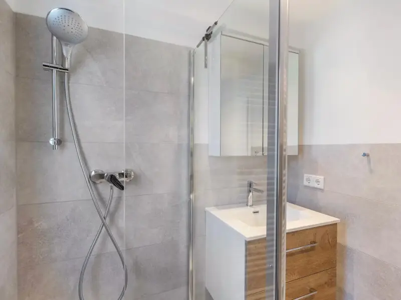Modernes Bad mit begehbarer Dusche und Waschtisch, Ferienwohnung Bödefeld