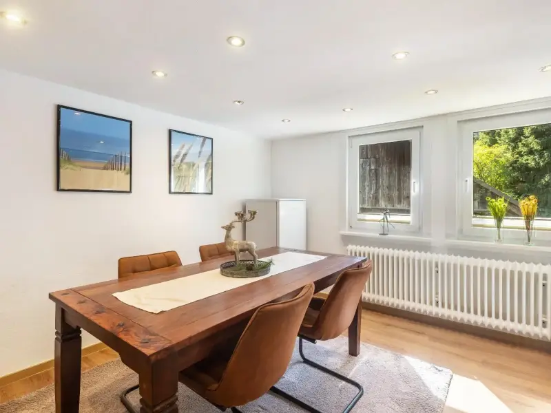 Essbereich mit Holztisch und Blick zur Küchenzeile, Ferienwohnung Bödefeld
