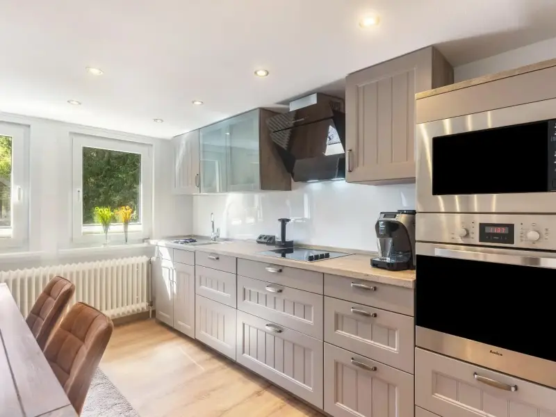 Küchenzeile mit Backofen und Mikrowelle am Fenster, Ferienwohnung Bödefeld