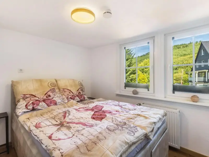 Zweites Schlafzimmer mit zwei Fenstern, Ferienwohnung Bödefeld