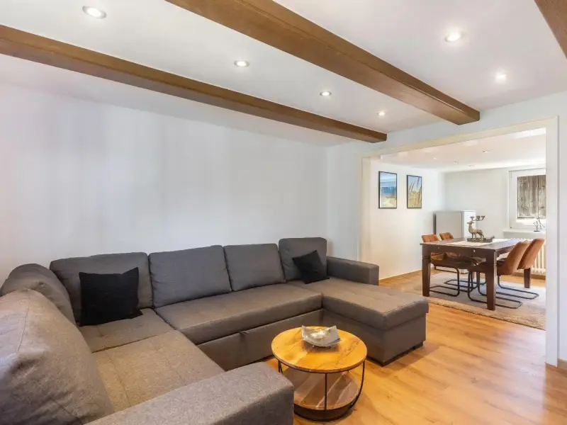 Wohnbereich mit Eckcouch und Blick in den Essbereich, Ferienwohnung Bödefeld