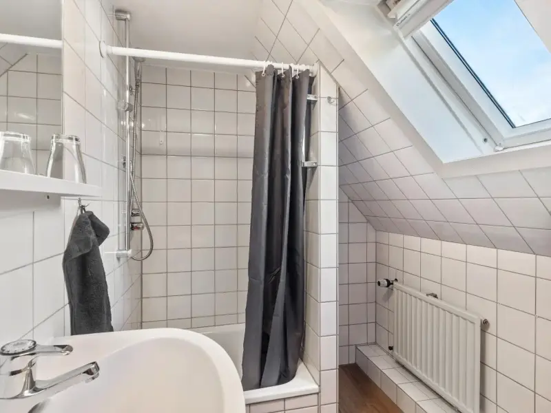 Bad mit Badewanne und Dachfenster, Ferienwohnung Gellinghausen