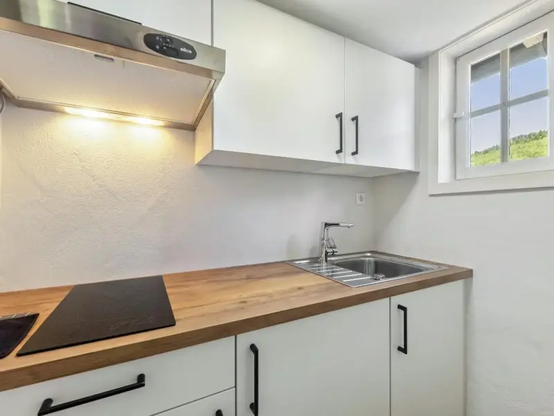Kompakte Küchenzeile mit Kochfeld und Fenster, Ferienwohnung Gellinghausen